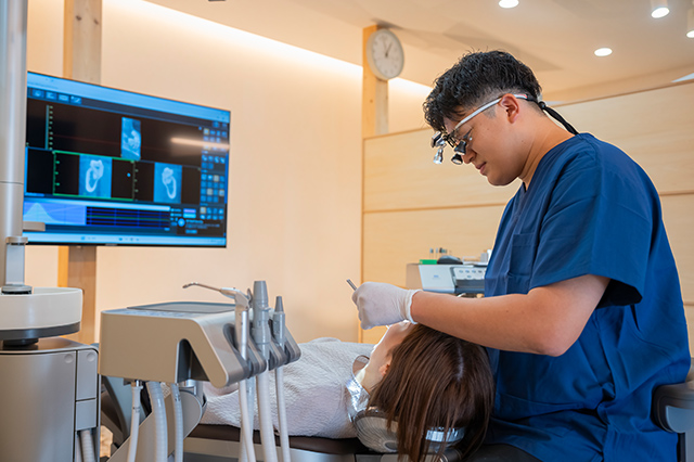 歯科治療を行う歯科医師とスタッフ